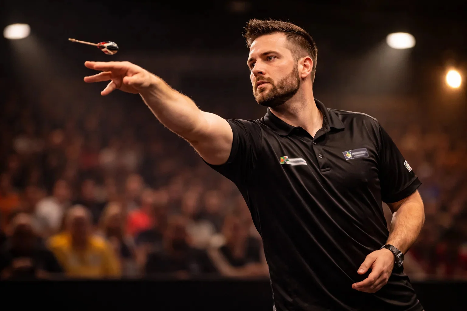 Darts-Spieler wirft einen Pfeil auf die Dartscheibe bei einem Turnier