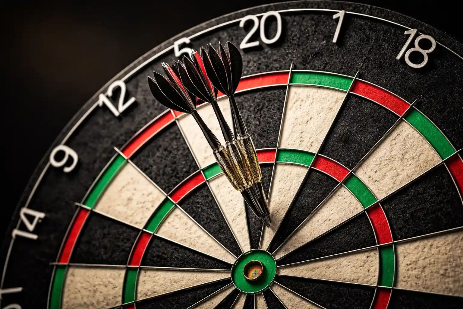 Nahaufnahme einer Dartscheibe mit drei Pfeilen im Triple-20-Feld